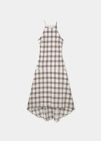 Vestido largo de cuello halter en blanco con estampado a cuadros vistos desde el lateral