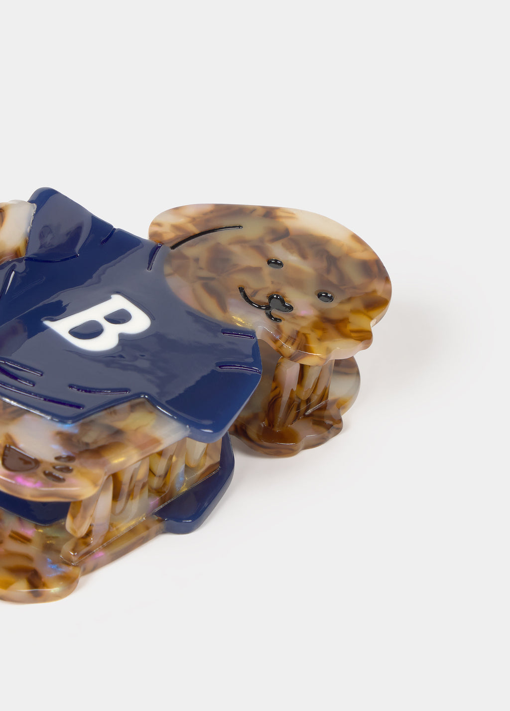 Pinza perrito de color azul con la letra B en el pecho y detalles en tono tortuga
