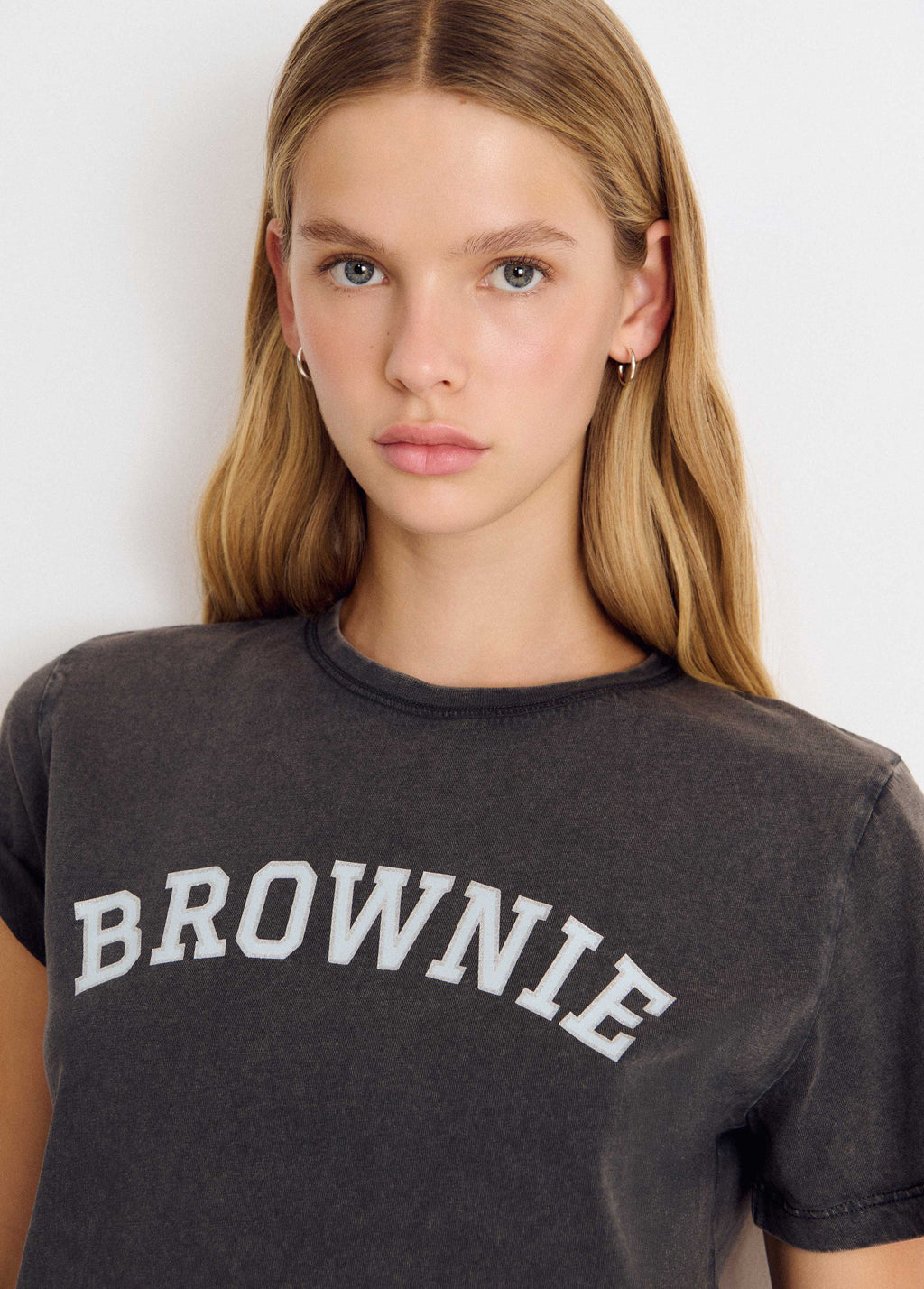 Camiseta antracita de manga corta con el estampado BROWNIE en blanco sobre el pecho