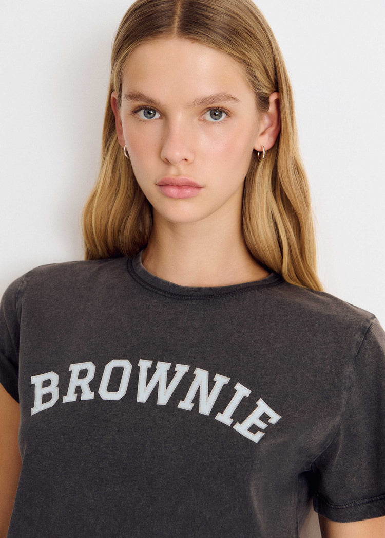 Camiseta antracita de manga corta con el estampado BROWNIE en blanco sobre el pecho
