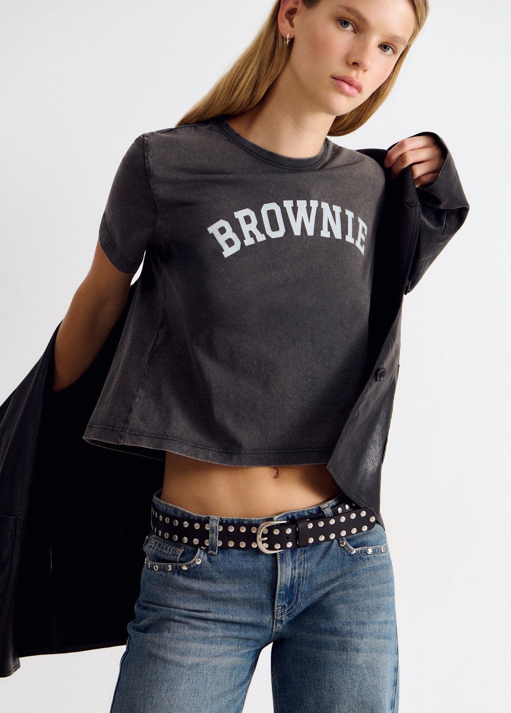 Camiseta antracita de manga corta con el estampado BROWNIE en blanco