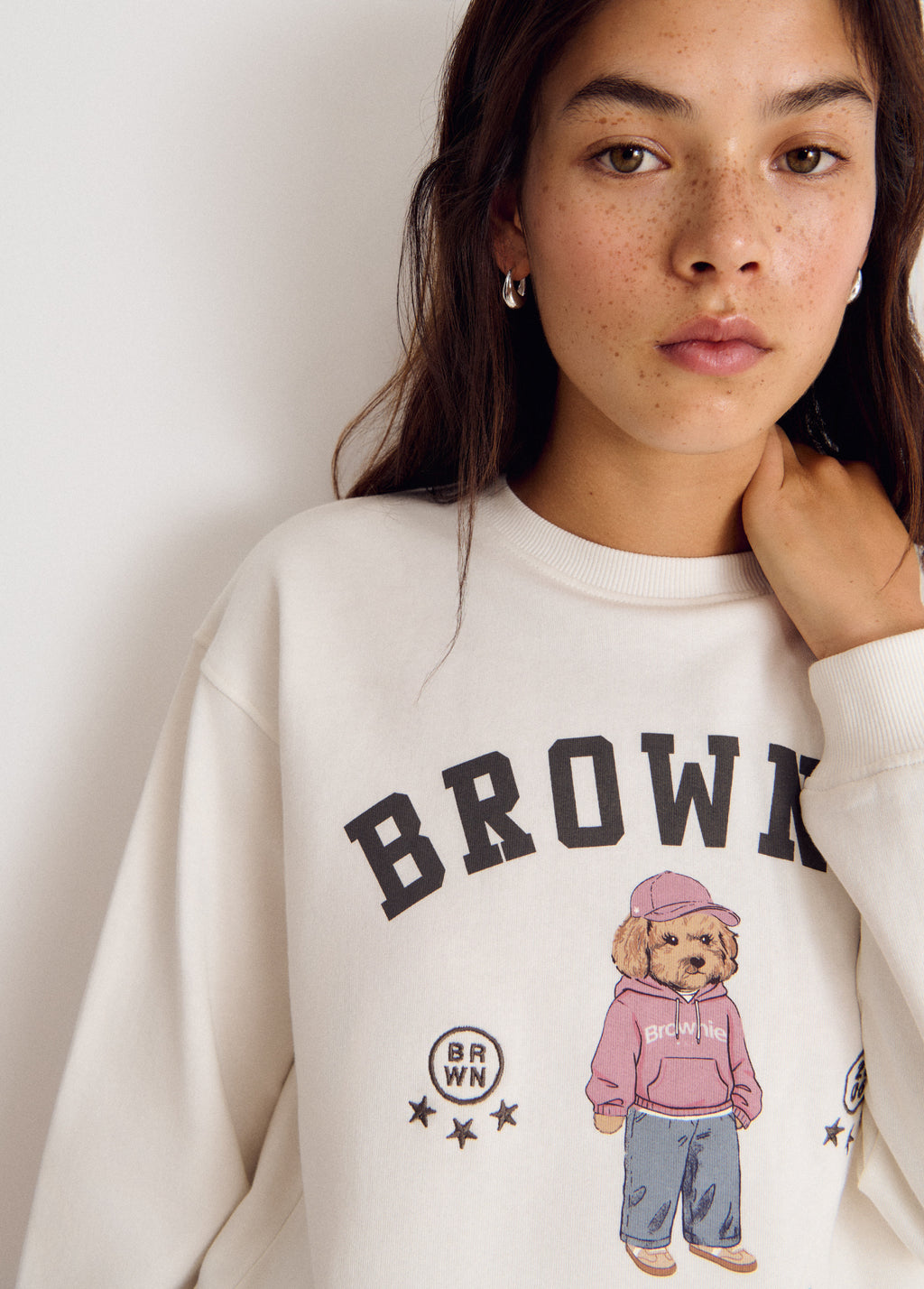 Sudadera de color crudo con el estampado de un perrito vestido y la palabra brown en el pecho