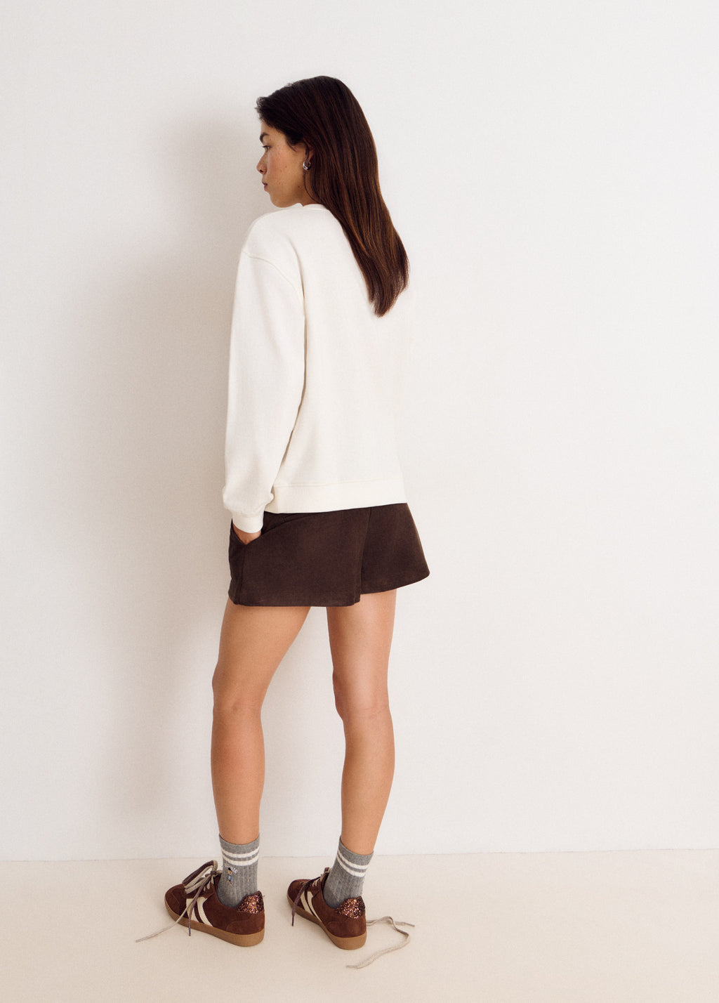 Sudadera de color crudo vista de perfil con manga larga y corte holgado