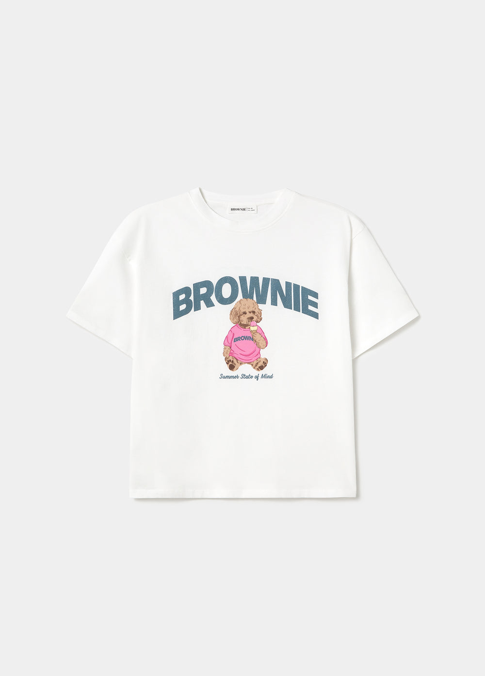 Camiseta blanca de manga corta con estampado de perrito y la palabra brownie sobre modelo