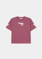 Camiseta de manga corta en color granate con estampado de número 26 en el pecho