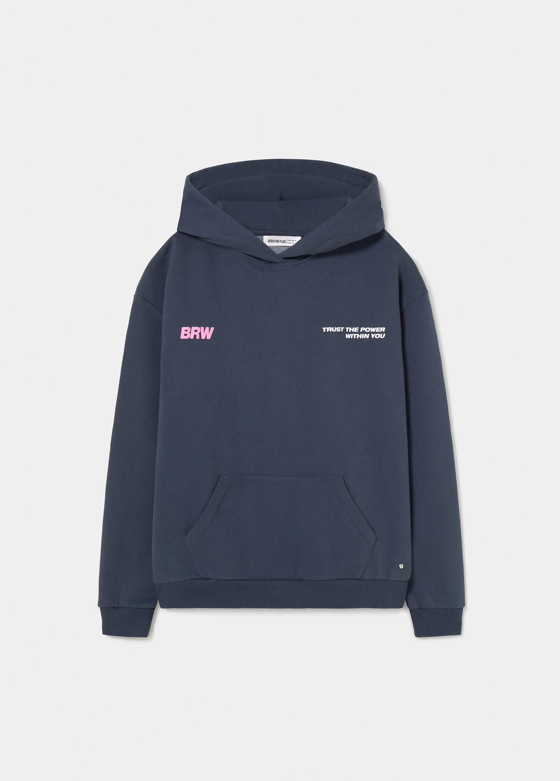 Sudadera de capucha marino luciendo el logotipo bordado en blanco sobre el pecho