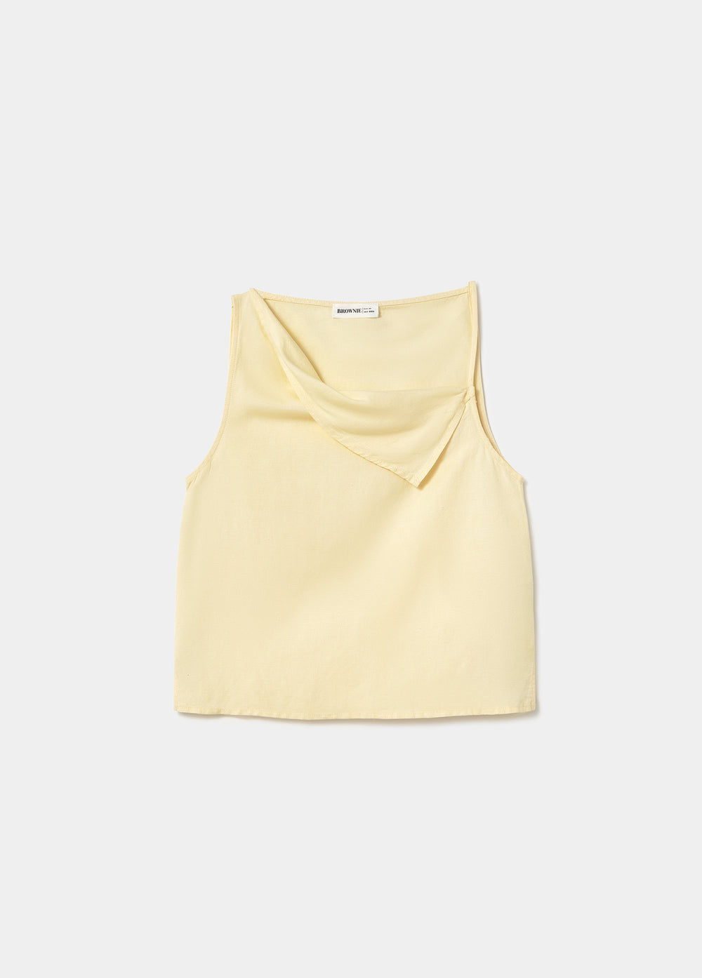 Top de lino amarillo con tirantes finos y escote de solapa, visto en modelo