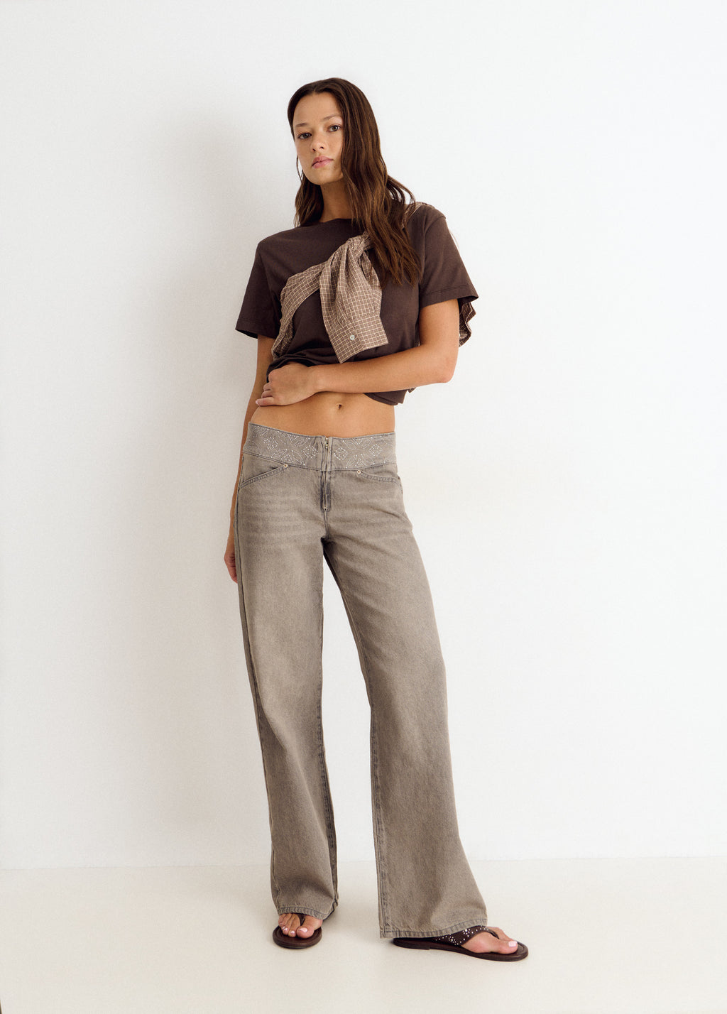 Wide-waistband jeans with studs