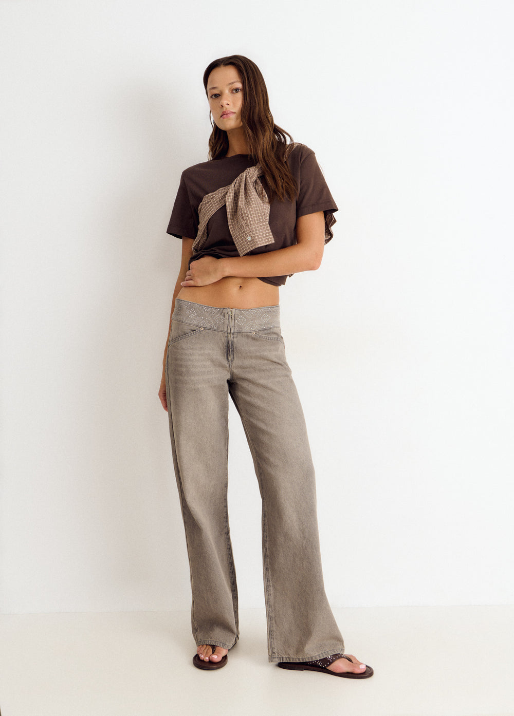 Jeans de corte recto en gris con cinturilla ancha decorada con tachas