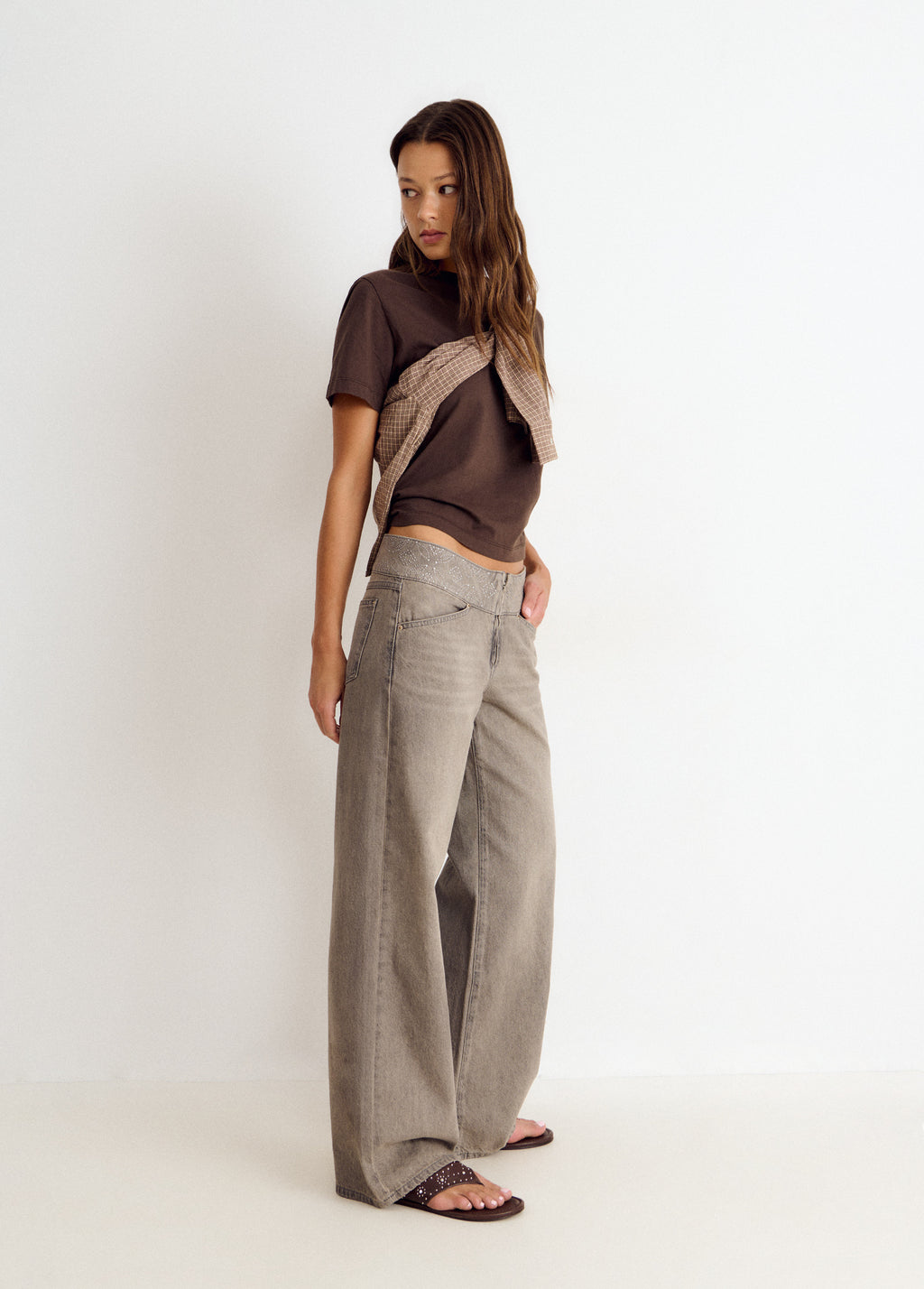 Wide-waistband jeans with studs