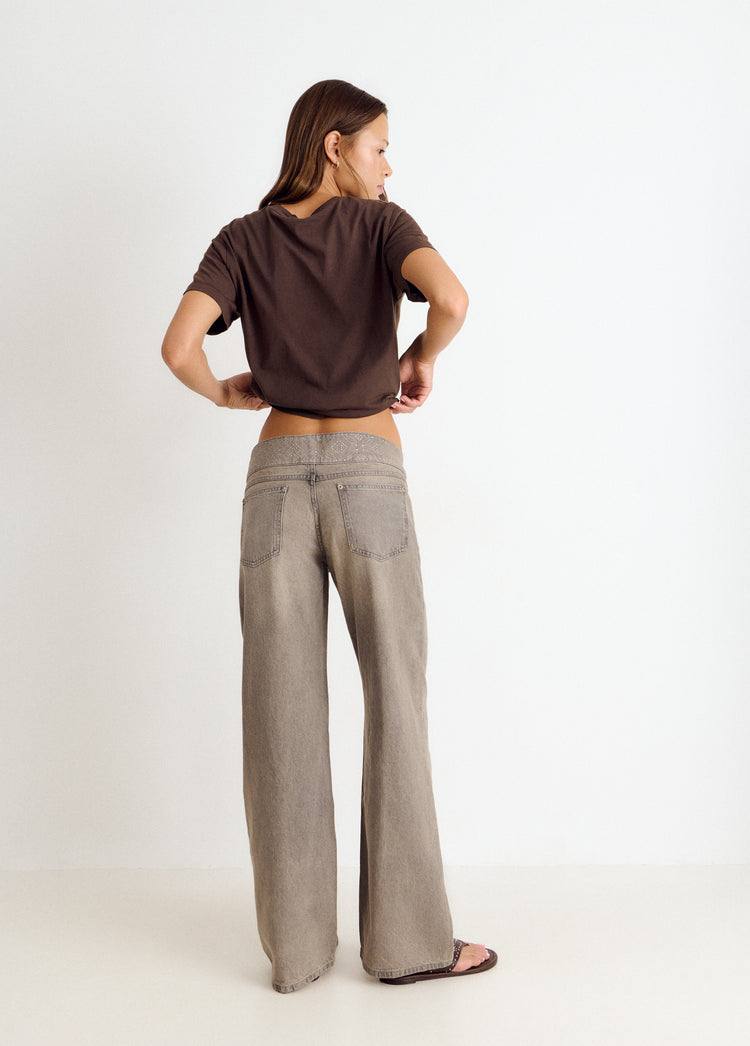 Wide-waistband jeans with studs