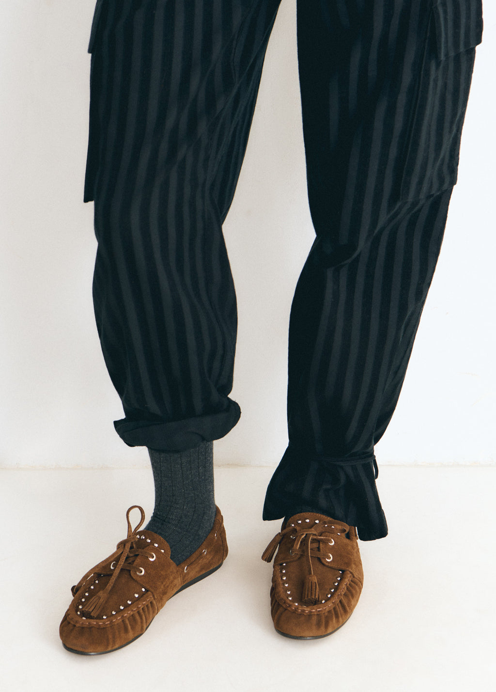 Zapato náutico de serraje chocolate con tachas y cordones trenzados