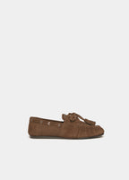 Zapato náutico de serraje en color chocolate con tachas y cordones, visto en pie sobre fondo blanco