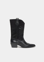 Bota cowboy bimateria de color negro vista de perfil con suela baja