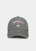 Gorra gris de béisbol con bordado de un perrito y la palabra brownie en la parte frontal