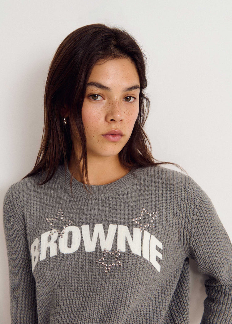 Jersey gris de punto con el nombre brownie bordado en blanco y estrellas de lentejuelas