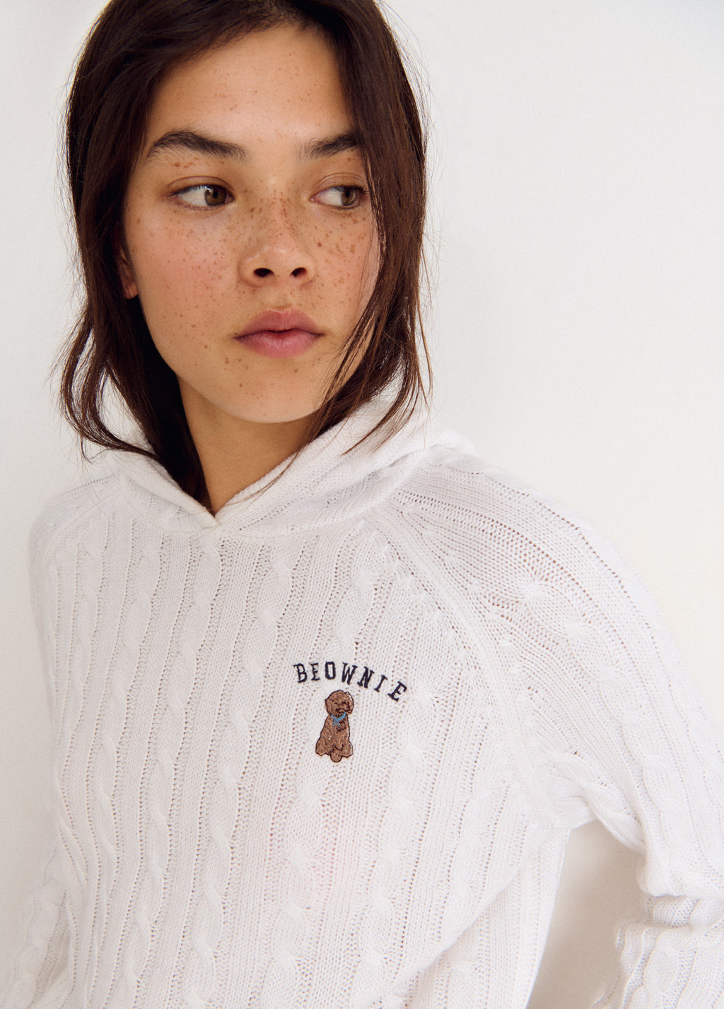 Pull en maille torsadée brodé