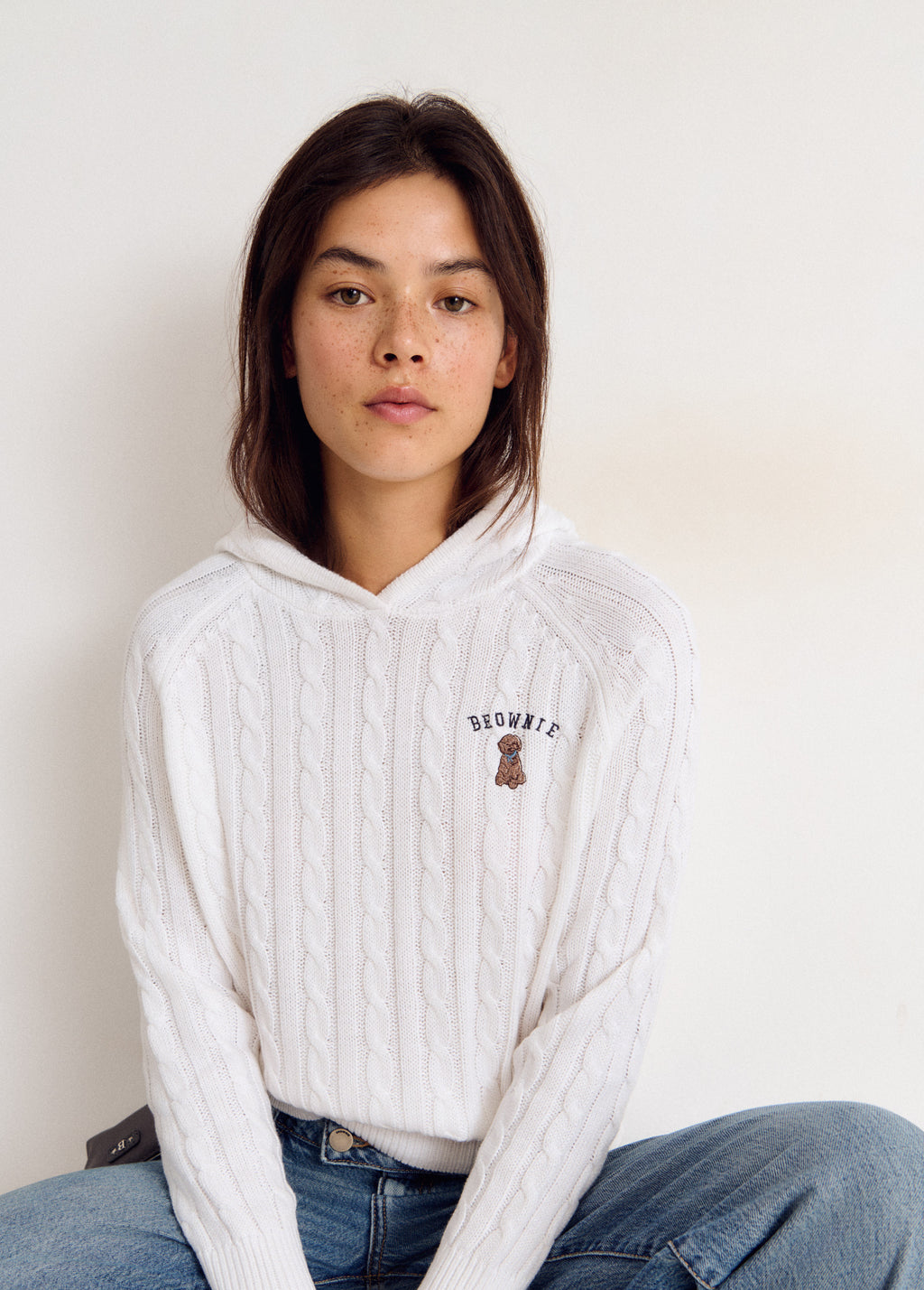Pull en maille torsadée brodé