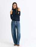 Maglia con spalle scoperte e borchie