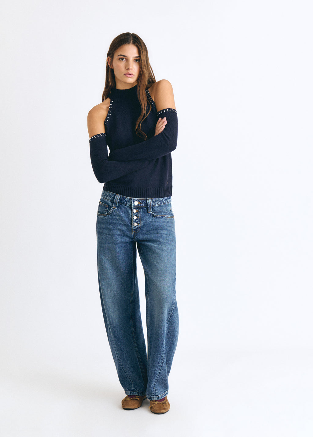 Maglia con spalle scoperte e borchie