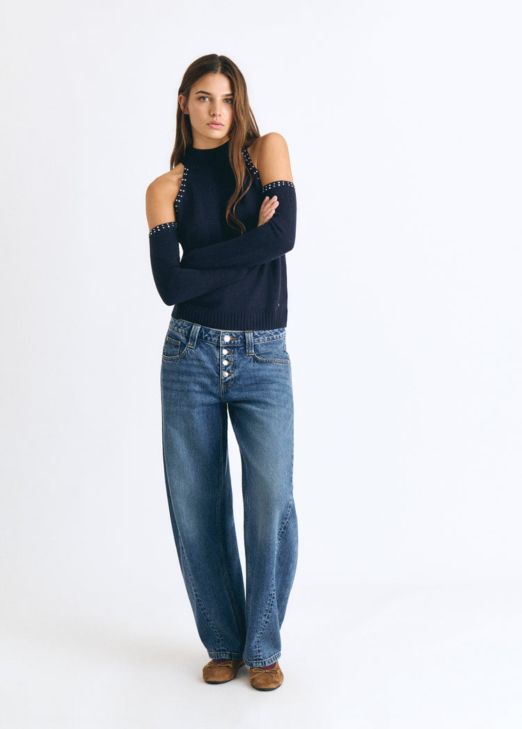 Maglia con spalle scoperte e borchie