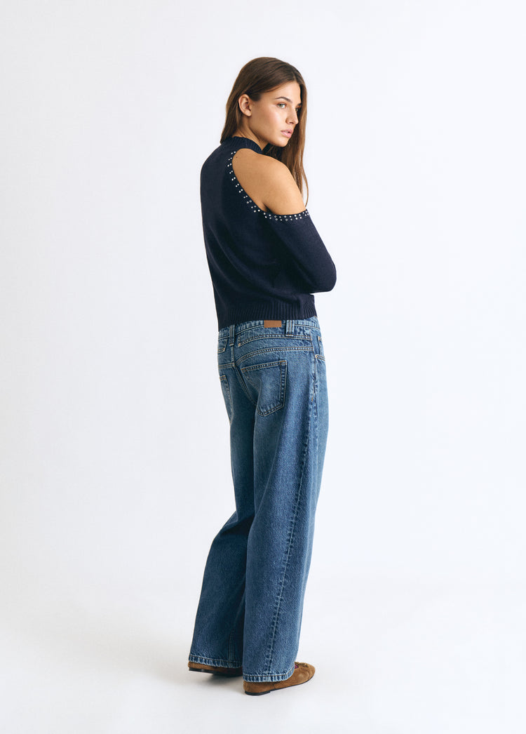 Maglia con spalle scoperte e borchie