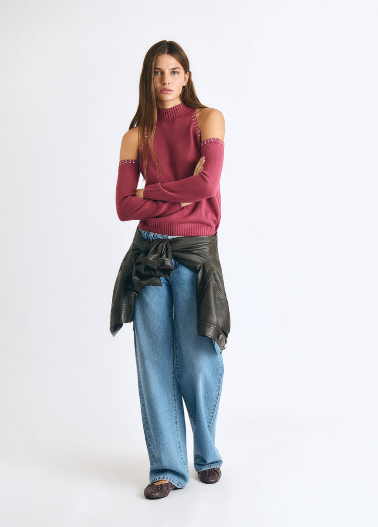 Maglia con spalle scoperte e borchie