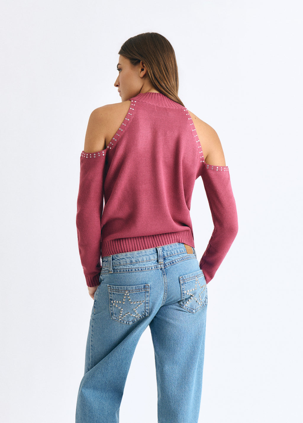 Maglia con spalle scoperte e borchie