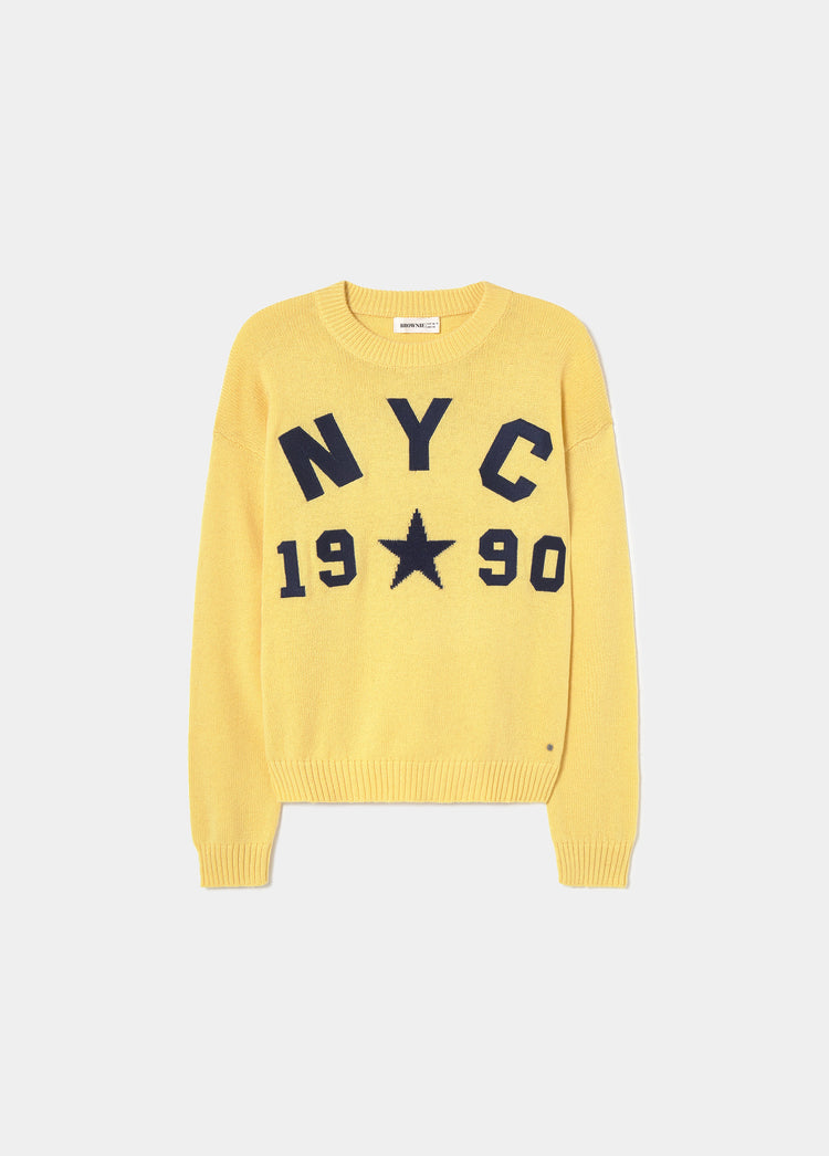 Jersey de punto en mostaza con el diseño de letras y estrella en tono oscuro centrado en el pecho