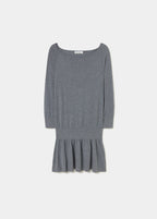 Vestido de jersey gris con escote abierto y falda plisada