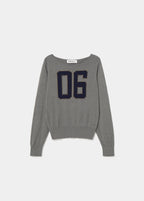 Jersey de cuello abierto en gris medio con el número 06 en relieve
