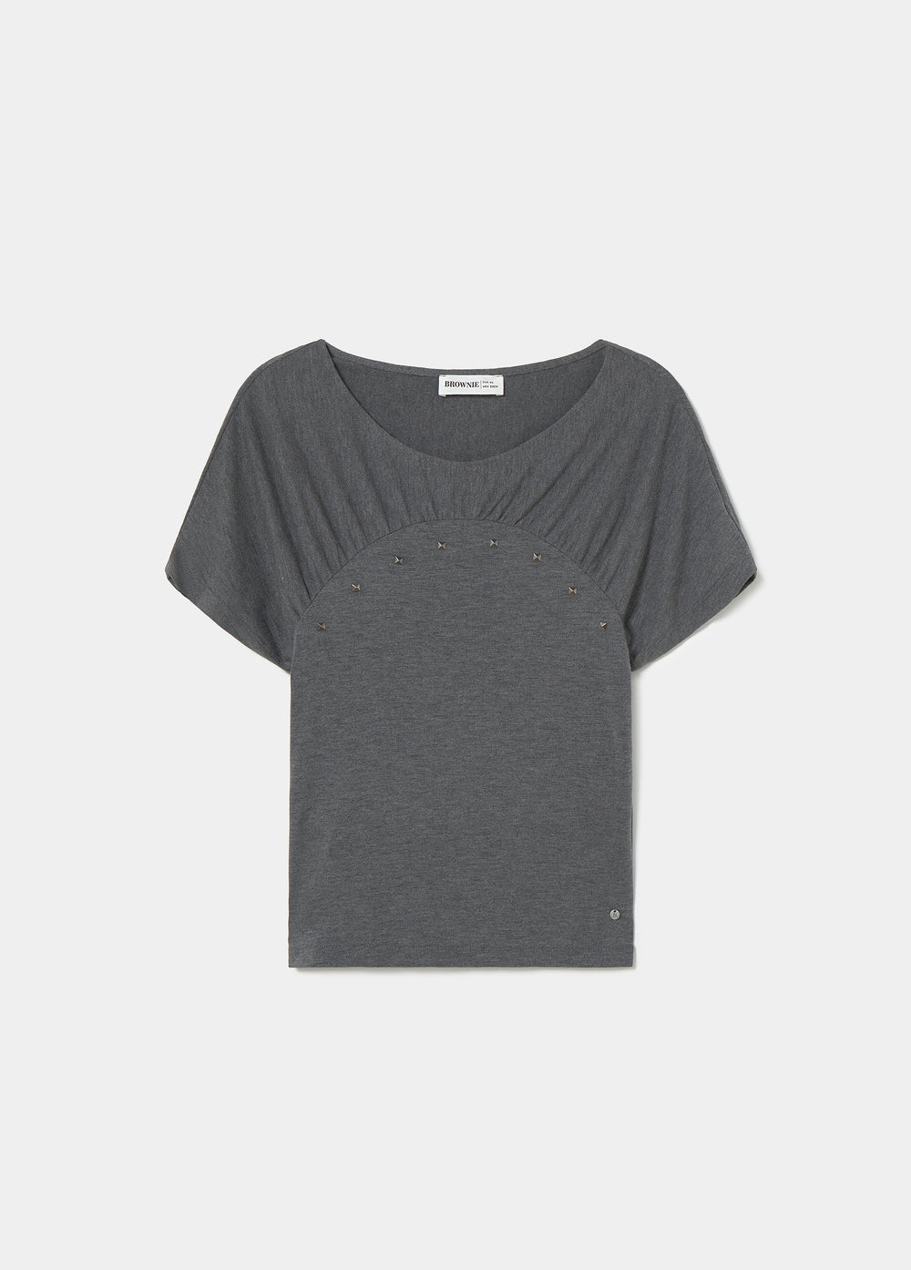 Camiseta de manga corta en gris oscuro con detalle de tachas en el corte delantero
