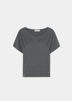Camiseta de manga corta en gris oscuro con detalle de tachas en el corte delantero