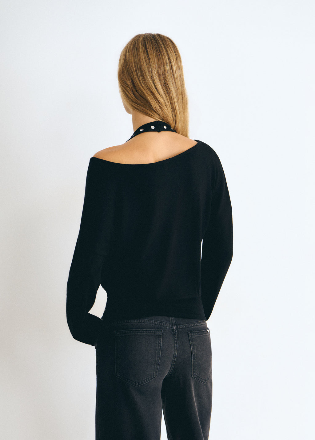 Camiseta de manga larga en negro con escote amplio y correa con tachas en la espalda