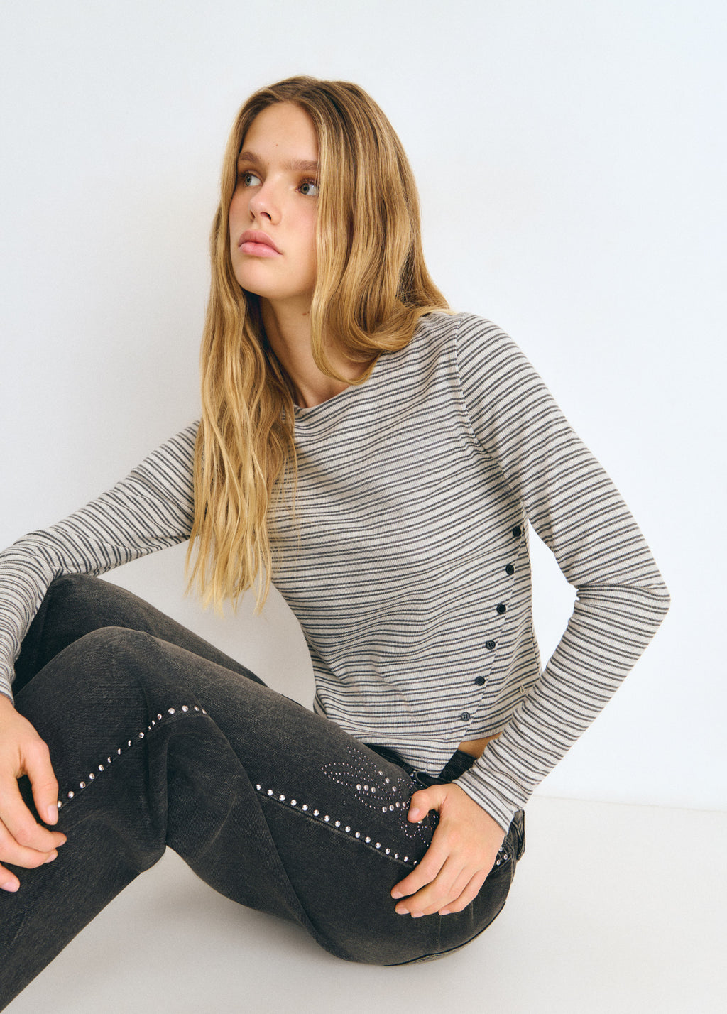 Camiseta de rayas finas en gris con botones decorativos en el lateral