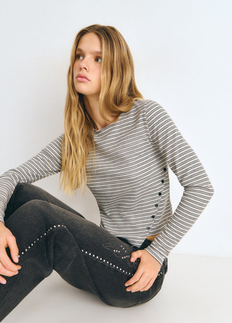 Camiseta de rayas finas en gris con botones decorativos en el lateral