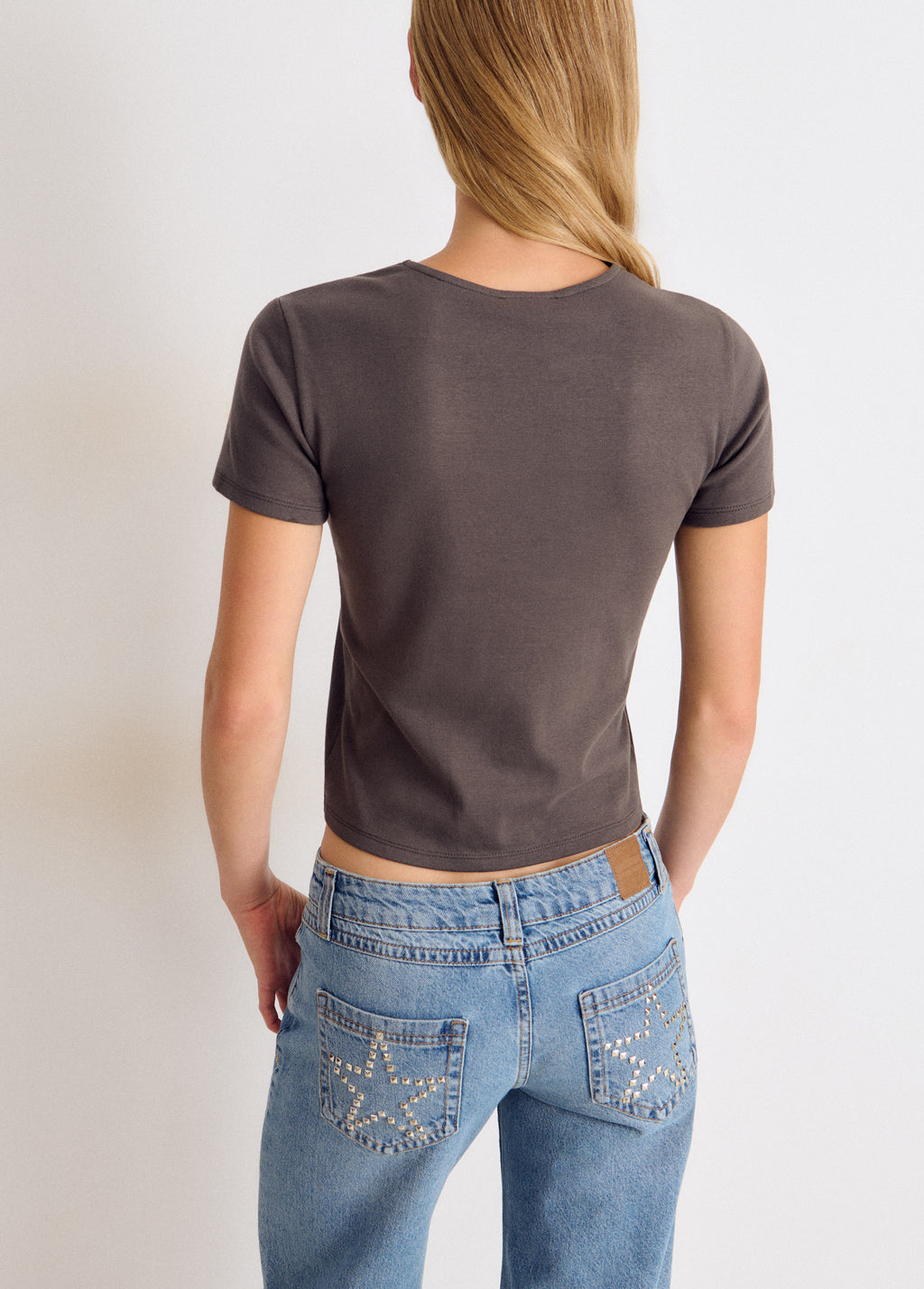 Camiseta canalé antracita vista por detrás mostrando la espalda y el corte ajustado