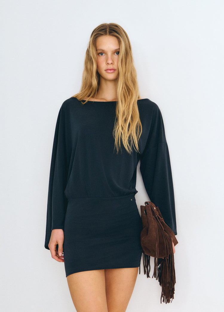 Vestido de cupro antracita con manga capa y corte ceñido en la parte inferior