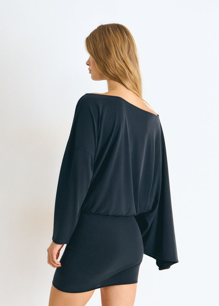 Vestido de cupro antracita con manga capa visto desde la espalda
