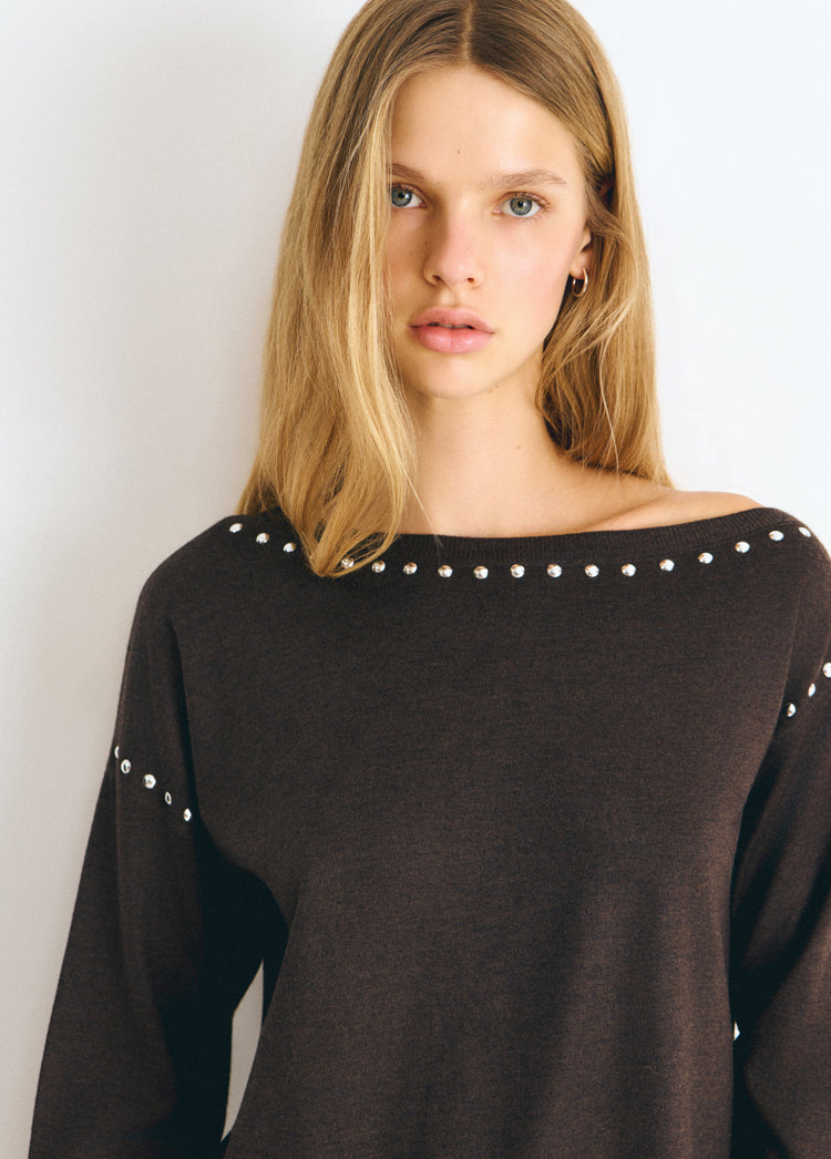 Jersey marrón de corte amplio con escote bajo y remates de tachas plateadas en hombros y mangas