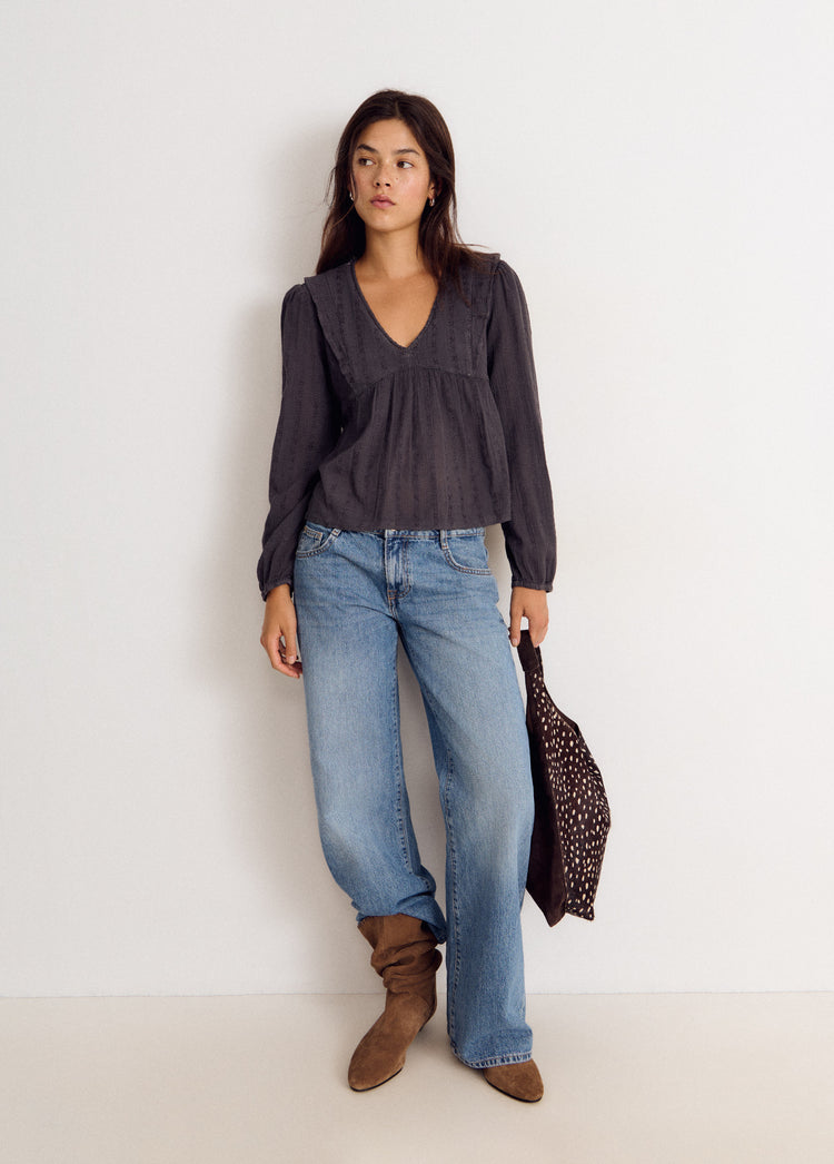 Blusa de manga larga en gris con escote en V y caída holgada vista de cuerpo entero