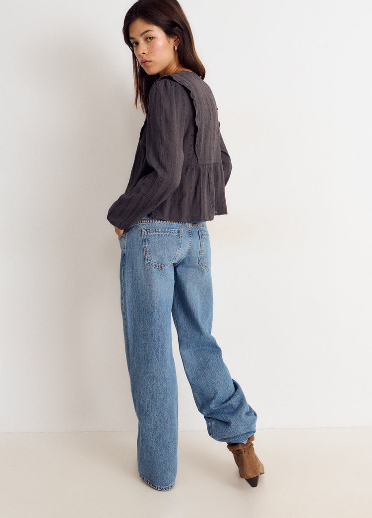 Blusa de manga larga en gris vista por detrás