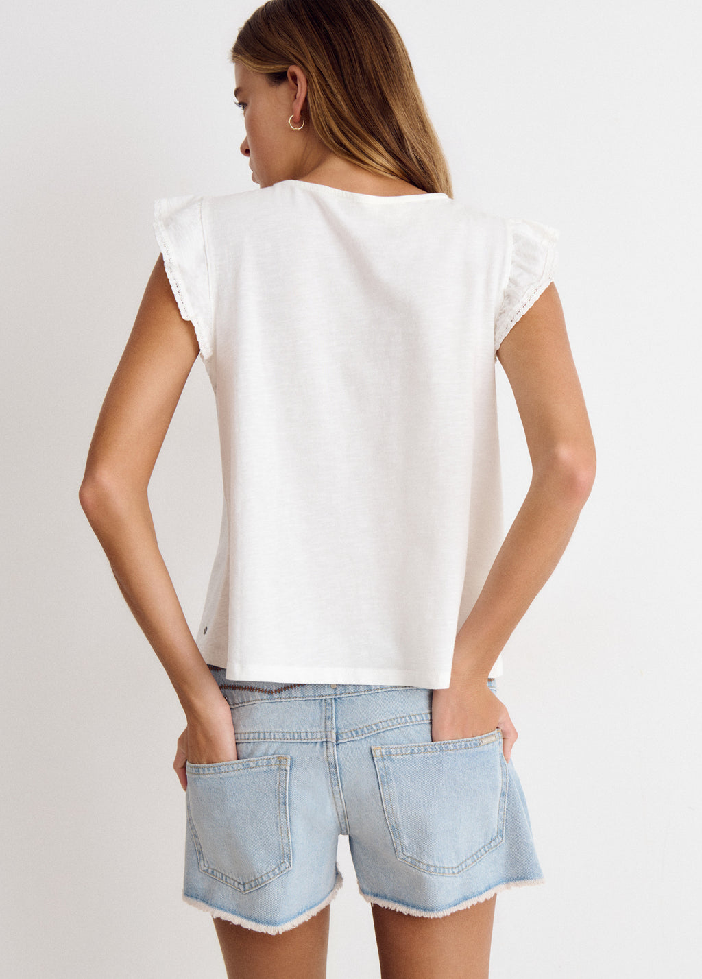 T-shirt com folhos e renda