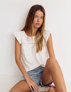 T-shirt com folhos e renda