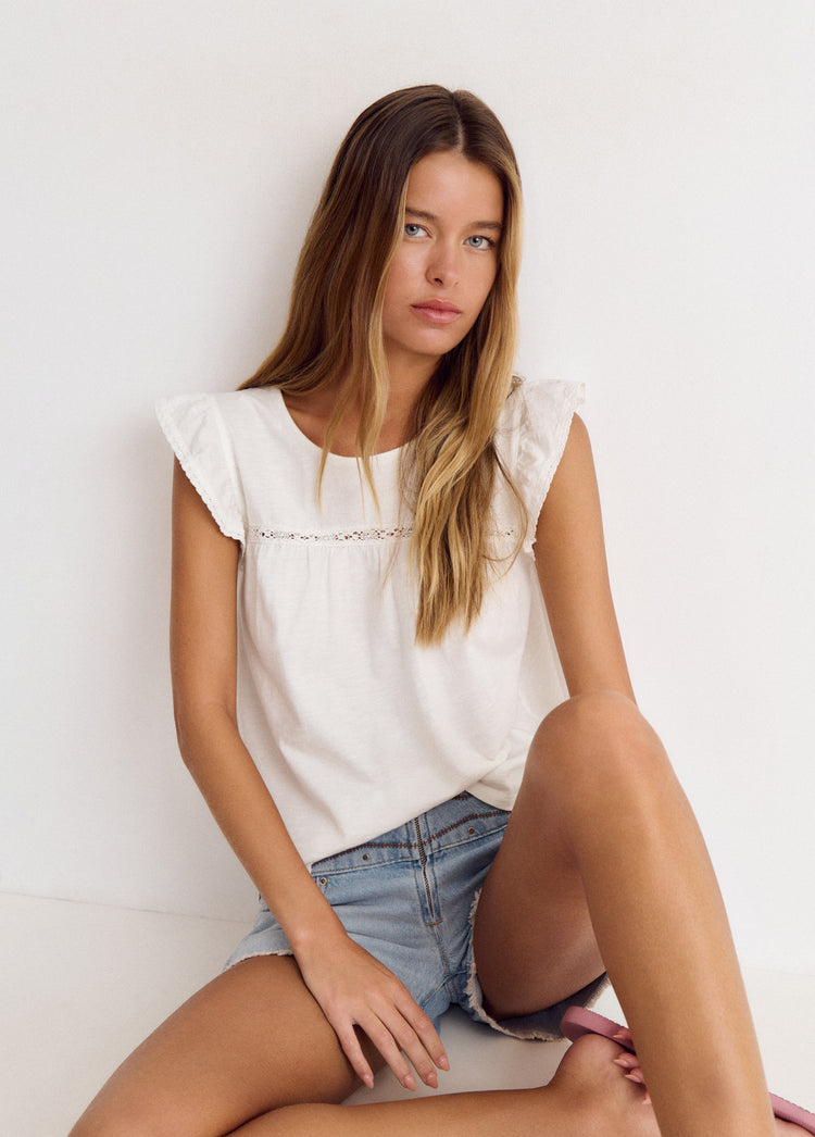 T-shirt with ruffles and lace trim