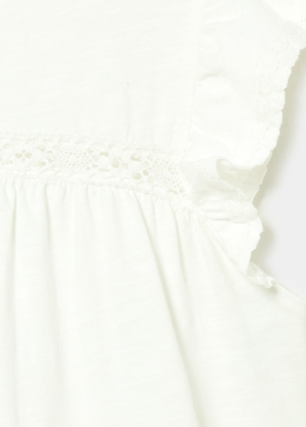 T-shirt com folhos e renda