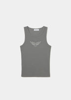 Top gris de tirantes con alas de lentejuelas sobre modelo
