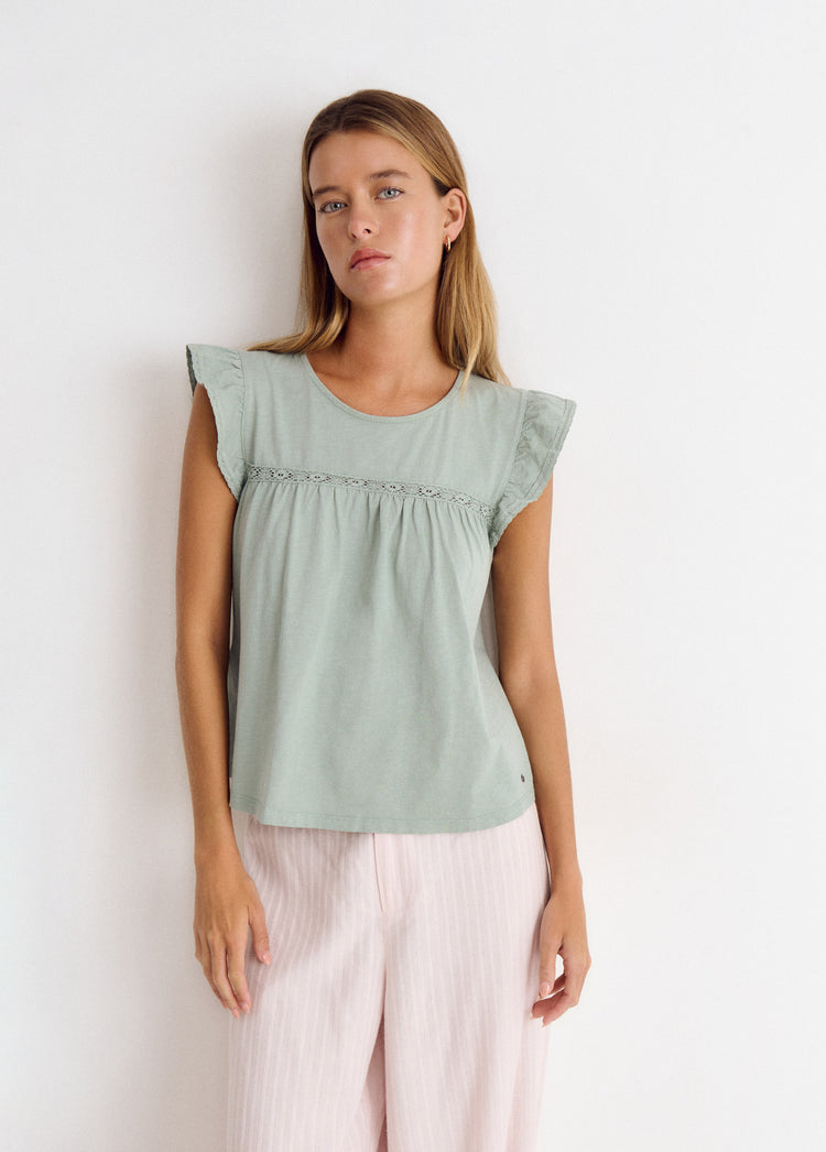 T-shirt with ruffle and lace trim