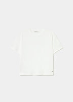 Camiseta blanca de manga corta con los puños doblados y cuello redondo