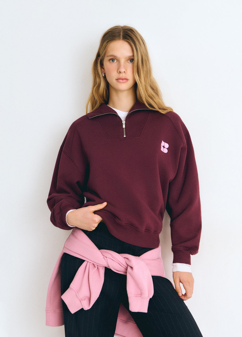 Sudadera de cremallera en color granate oscuro con logo bordado en el pecho